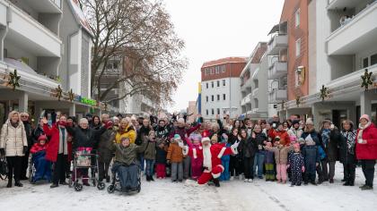  WohnBau Frankfurt – Gemeinschaftsfoto Schmück-Aktion „Tannenbaum sucht Patenschaft“